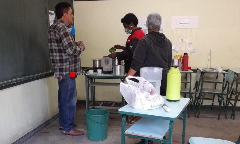 Sala de aula se transforma em cozinha na rede municipal de Itaúna - Gabinete vereadora Edênia Alcântara / Divulgação