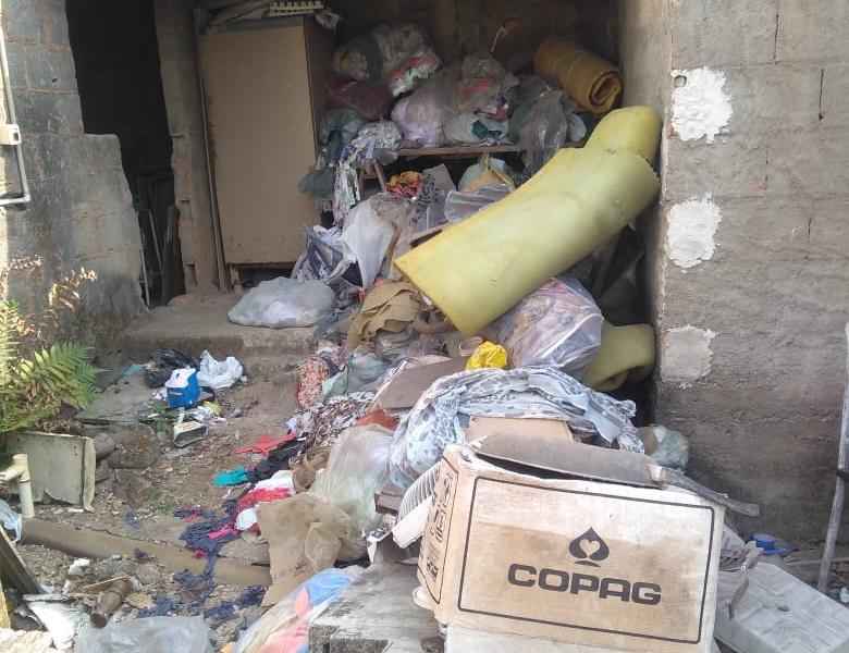 Vigilância Sanitária retira 2 toneladas de entulhos de casa em Divinópolis - Prefeitura de Divinópolis/Divulgação