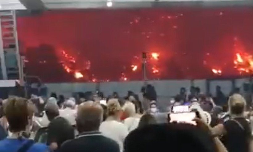 Pessoas lotam balsa para fugir de incêndio em ilha na Grécia; veja vídeo - Reprodução