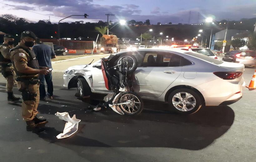Duas pessoas ficam feridas em acidente com motociclista inabilitado em MG - Divulgação/Corpo de Bombeiros