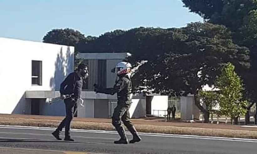 Trompetista preso durante protesto contra desfile militar em Brasília - DCM/Reprodução 