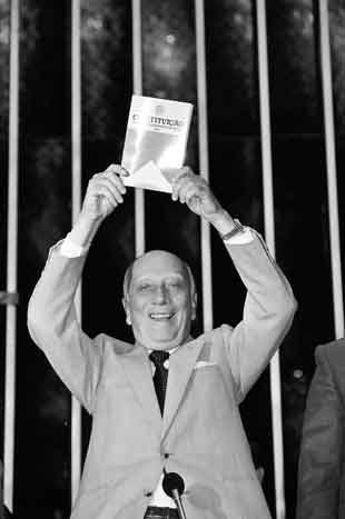 A Constituição Federal promulgada em 1988 já foi remendada 106 vezes - AGÊNCIA BRASIL - 5/10/1988