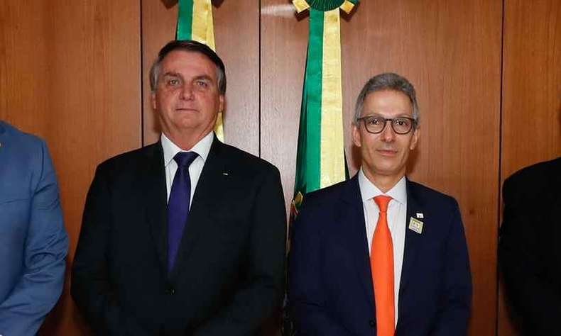 Bolsonaro e Zema manejam tanques e louças na mangueira das redes  - Isac Nóbrega/Presidência da República