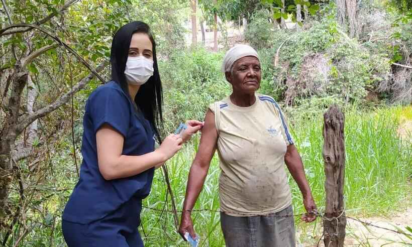 Agentes se esforçam para levar vacina a locais isolados da zona rural de MG - Secretaria de Saúde de Botumirim/Divulgação