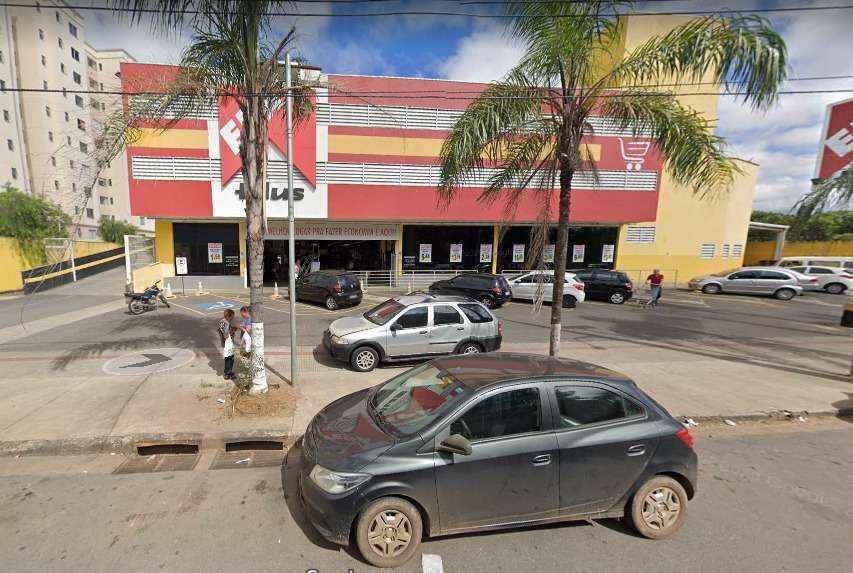 Suspeito de assediar mulher dentro de supermercado de BH é agredido e preso - Reprodução/Google Street View