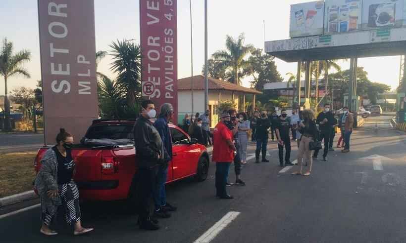 Grupo se reúne na porta da Ceasa para protestar contra a privatização - Edesio Ferreira/EM/D.A Press