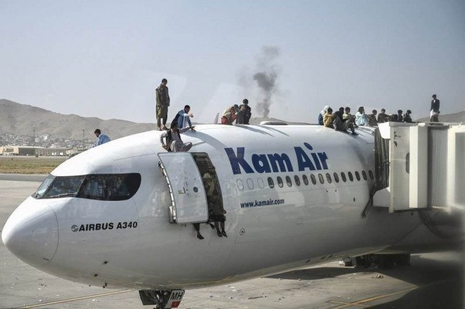 Cinco pessoas morrem em confusão em aeroporto do Afeganistão - Wakil Kohsar / AFP