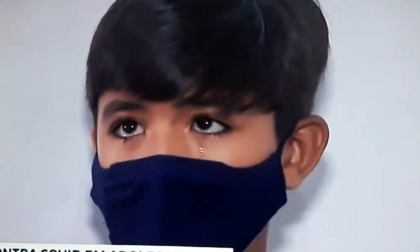 Luquinhas, de 12 anos, se emociona ao se vacinar e lembrar da avó; veja  - GloboNews/Reprodução