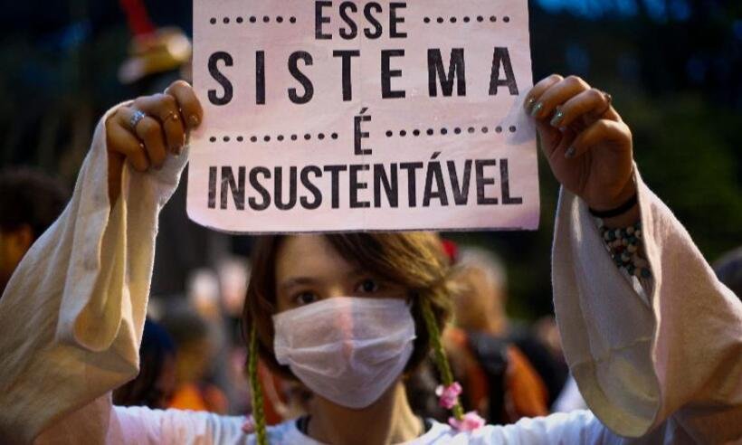 A juventude precisa clamar pelo seu futuro - MIGUEL SCHINCARIOL/AFP