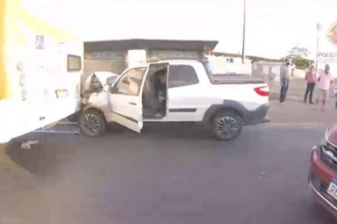 Vídeo: homem com carro roubado bate em três veículos e acaba preso - PMDF/Divulgação