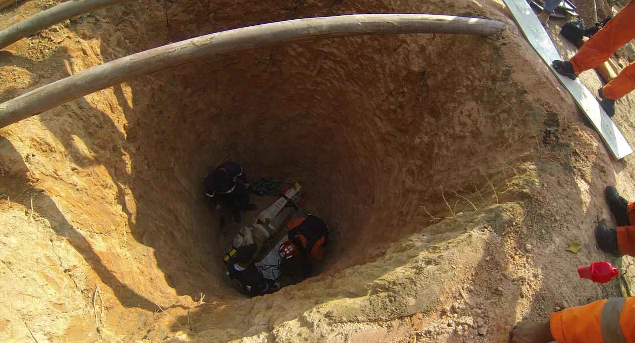 Vídeo: homem é resgatado em estado grave após cair em fossa em Caeté - Reprodução/Redes Sociais