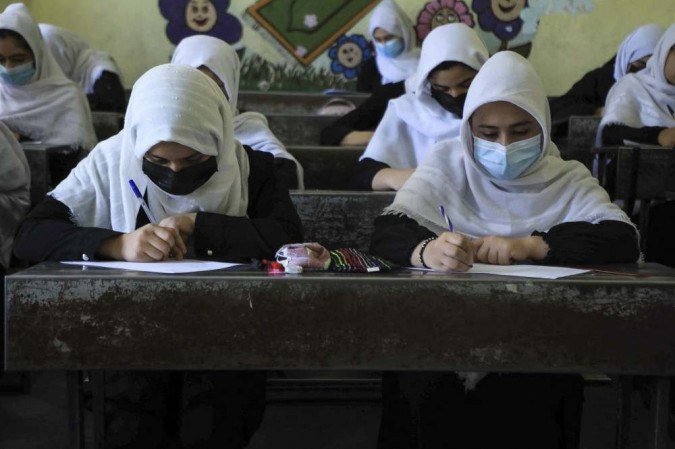 Meninas afegãs voltam à escola em Herat após a tomada de poder dos talibãs - AREF KARIMI / AFP