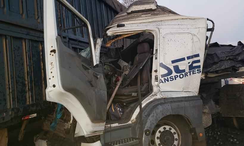 Acidente entre carretas mata motorista na BR-262, em Minas - Corpo de Bombeiros/Divulgação