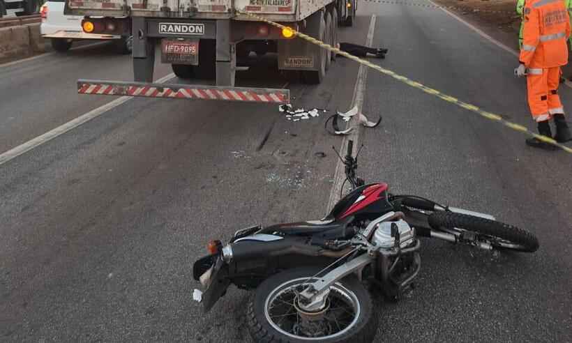 Motociclista morre após parar debaixo de caminhão no Anel Rodoviário, em BH - CBMMG/Divulgação