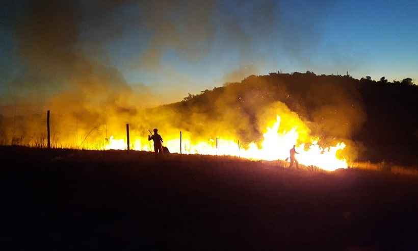Fogo destrói 20 hectares de área de preservação em Barbacena - CBMMG