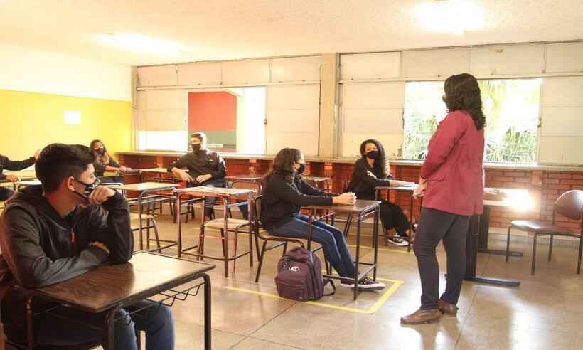 Escolas estaduais suspendem aulas por suspeita de surto de COVID - Edésio Ferreira/EM - DA/Press - Belo Horizonte - MG