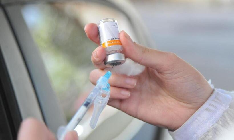 'Misto de alegria e tristeza', diz morador de BH vacinado contra a COVID-19 - Gladyston Rodrigues/EM/D.A Press.