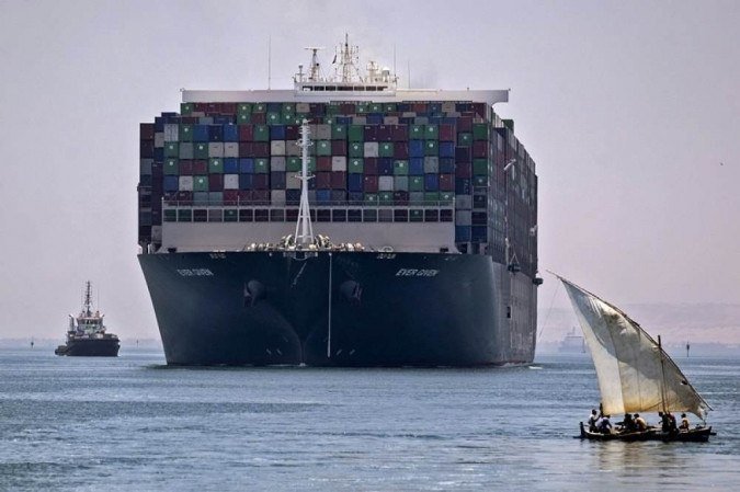 Navio que bloqueou o Canal de Suez por seis dias se dirige novamente à Ásia - Mahmoud KHALED / AFP