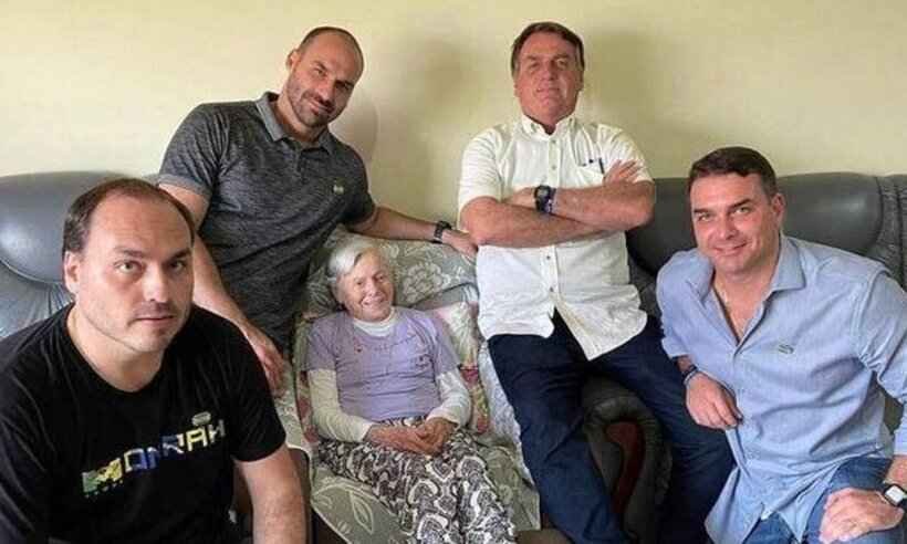 Com os filhos, Bolsonaro visita a mãe e lamenta: ''Não me reconhece mais'' - Reprodução/Redes sociais