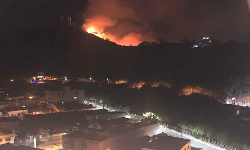 Fogo atinge mais duas áreas ambientais no interior de Minas - CBMMG