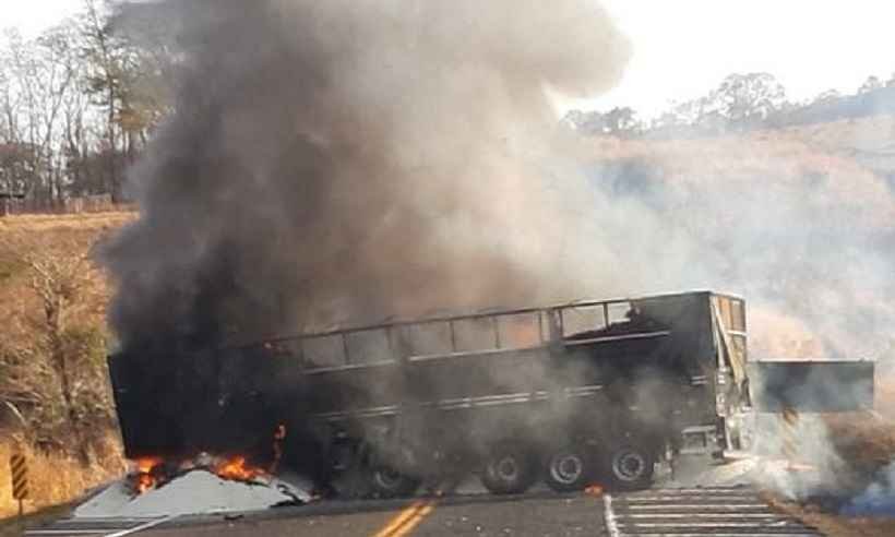 Carretas e caminhonete batem, pegam fogo e uma pessoa morre  - Reprodução/Redes Sociais