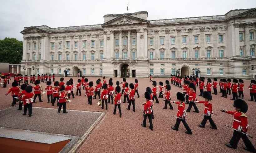 Palácio de Buckingham tem a 1ª troca de guarda desde o início da pandemia - Yui Mok/AFP