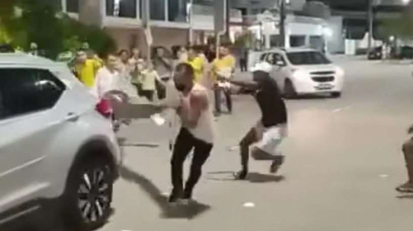 Lula x Bolsonaro? Manifestante rouba faixa de bolsonaristas em Fortaleza - Redes Sociais/Reprodução