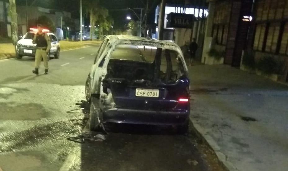 Alcoolizado, homem coloca fogo no próprio carro ao ser impedido de dirigir - Corpo de Bombeiros de Araxá/Divulgação