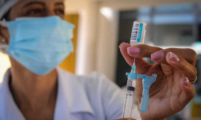 Profissionais da educação tomam segunda dose da vacina em BH - Leandro Couri/EM/D.A. Press
