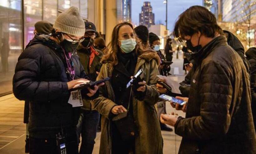 Máscaras podem reduzir casos de COVID-19 em até 20%, dizem estudos - Angela Weiss/AFP