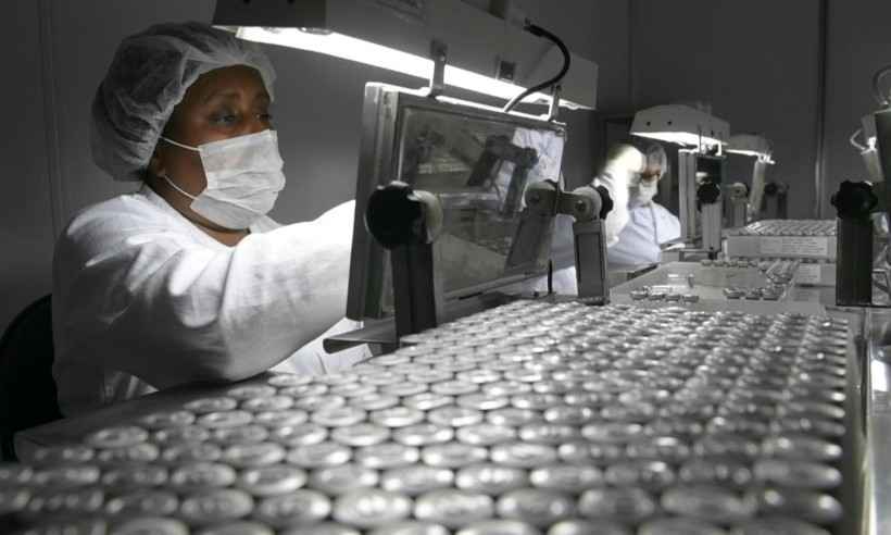 Pesquisa: CoronaVac dobra anticorpos em quem já foi contaminado por COVID - Nelson ALMEIDA, Fernando MARRON/AFPTV/AFP