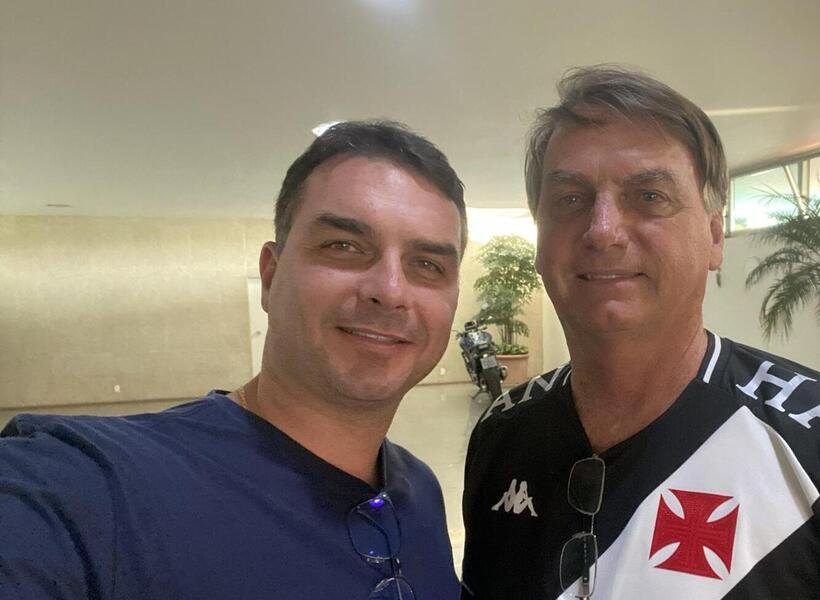 Flávio Bolsonaro posta foto com o pai: 'Não cai de jeito nenhum!' - Reprodução