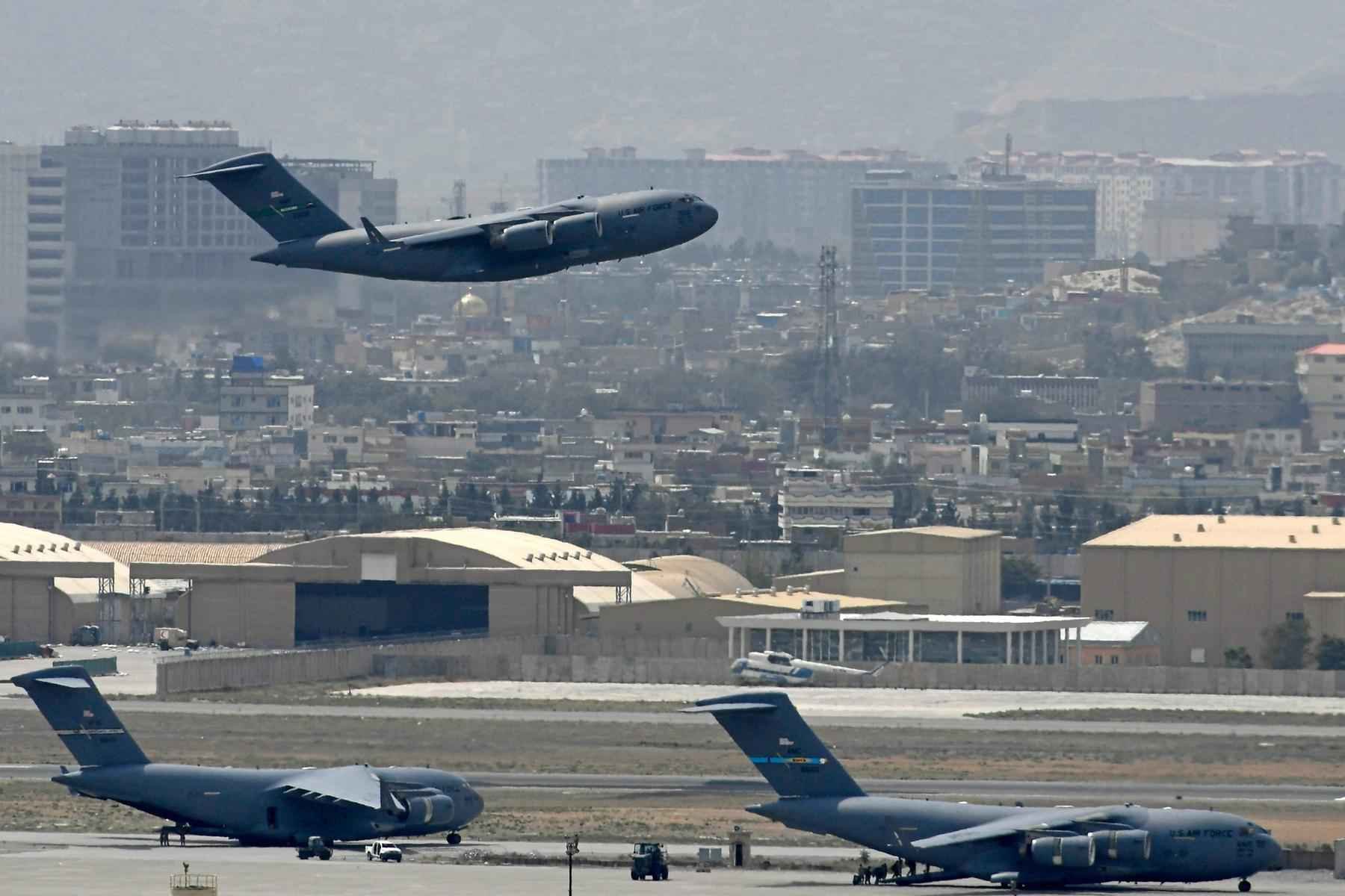 Foguetes lançados contra aeroporto de Cabul, na véspera do prazo dos EUA - Aamir QURESHI / AFP