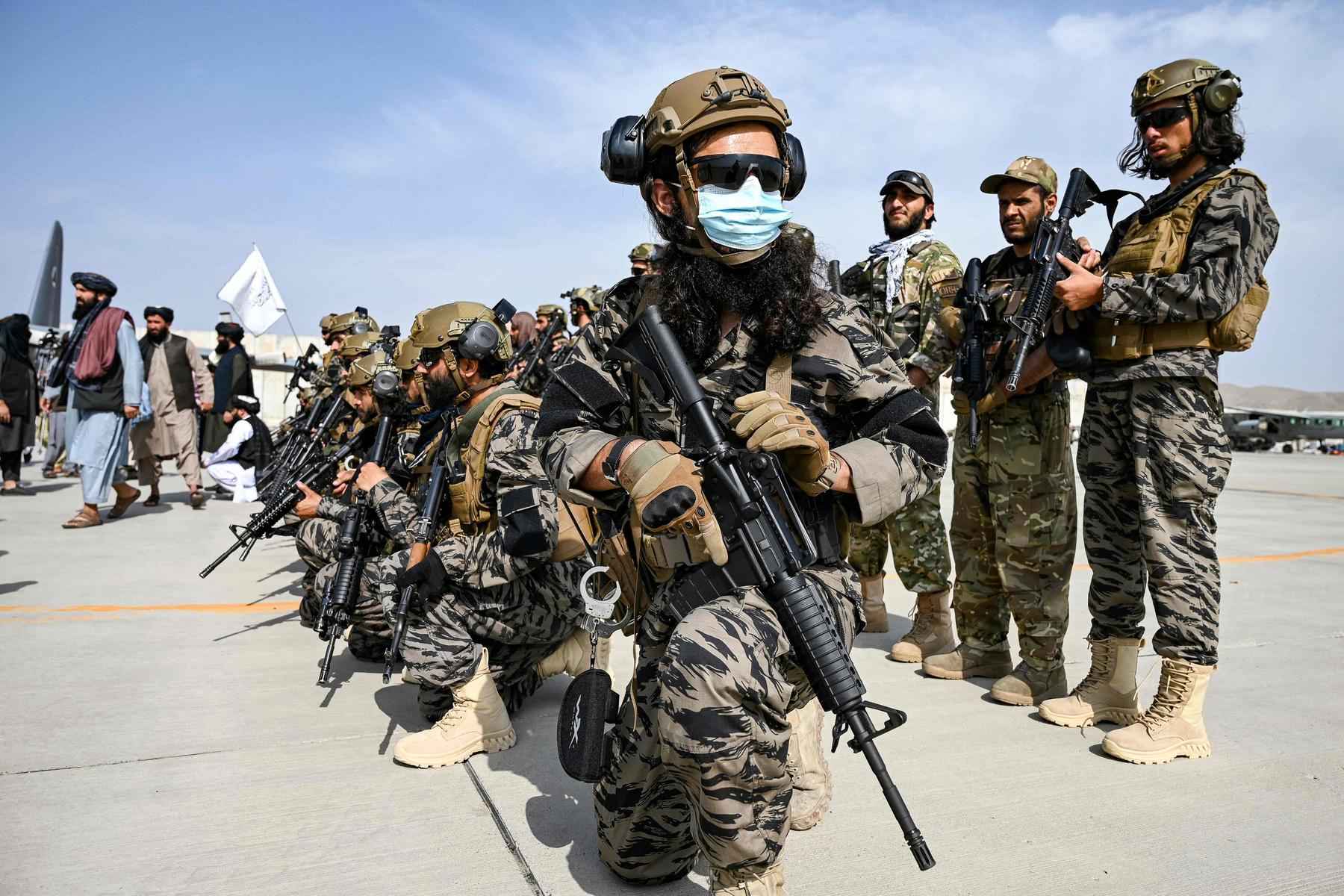 Talibãs desfilam triunfantes no aeroporto de Cabul após saída dos EUA - WAKIL KOHSAR / AFP