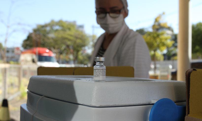 BH aplica 2ª dose de vacina em motoristas, cobradores e garis nesta quinta - Edesio Ferreira/EM/D.A Press
