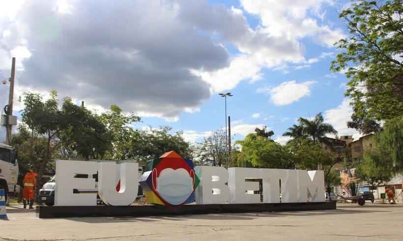 Letreiro turístico 'Eu Amo Betim' é instalado na Praça do Encontro - Jhonathan Lewinsky/Divulgação