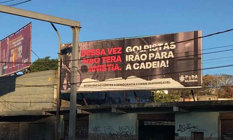 Grupo contrário a Bolsonaro instala outdoor contra ditadura em BH - Ramon Lisboa/EM/DA PRESS