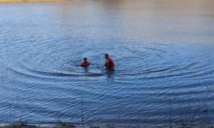 Jovem desaparecida é encontrada morta em lagoa no fundo de motel, na 040 - Corpo de Bombeiros/Divulgação