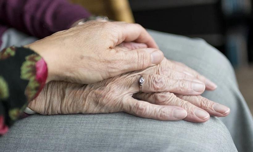 Idosa de 93 anos é a segunda vítima de surto de COVID em asilo de Uberaba - Creative Commons/Uberaba