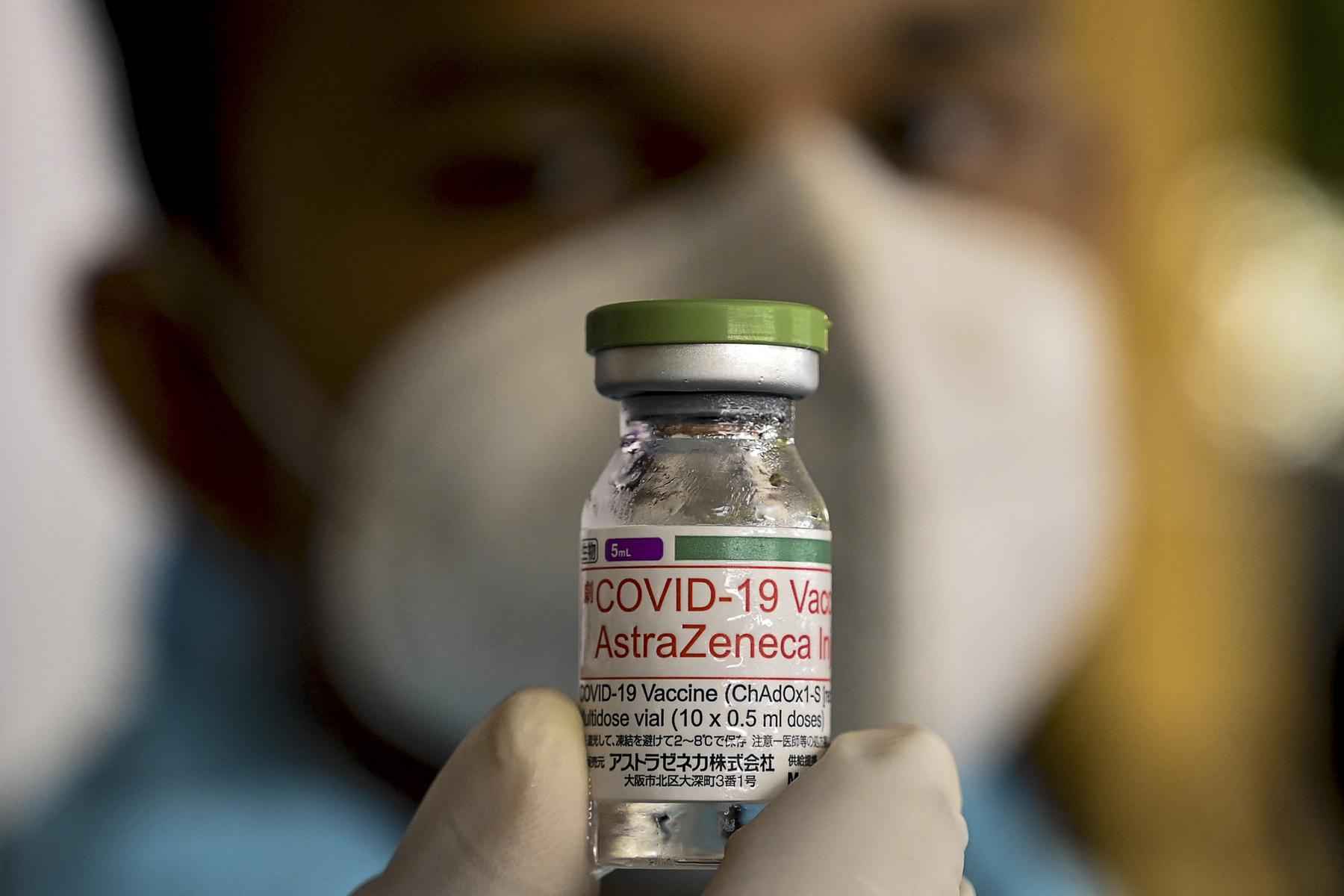 Princípio ativo atrasa e, Fiocruz interrompe entrega de vacinas  - ISHARA S. KODIKARA/ AFP