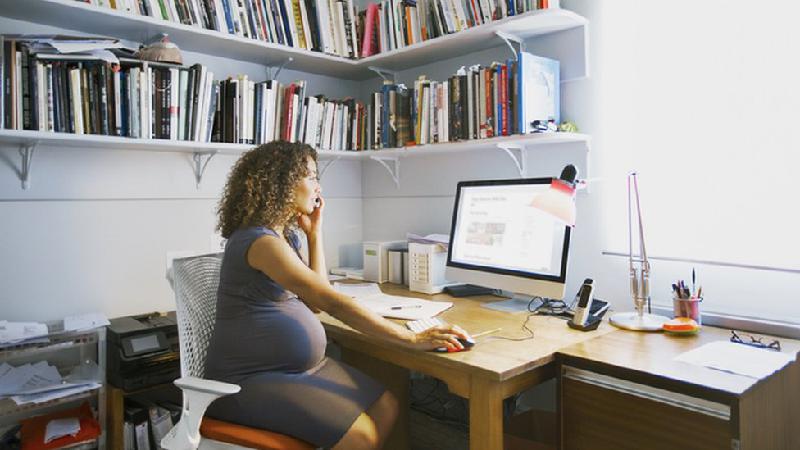 'Fui contratada grávida': desafiando o 'tabu' de empregar gestantes e mães - Getty Images