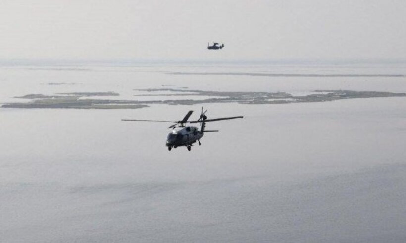 Cinco marinheiros são declarados mortos após queda de helicóptero nos EUA -  JONATHAN ERNST / POOL / AFP