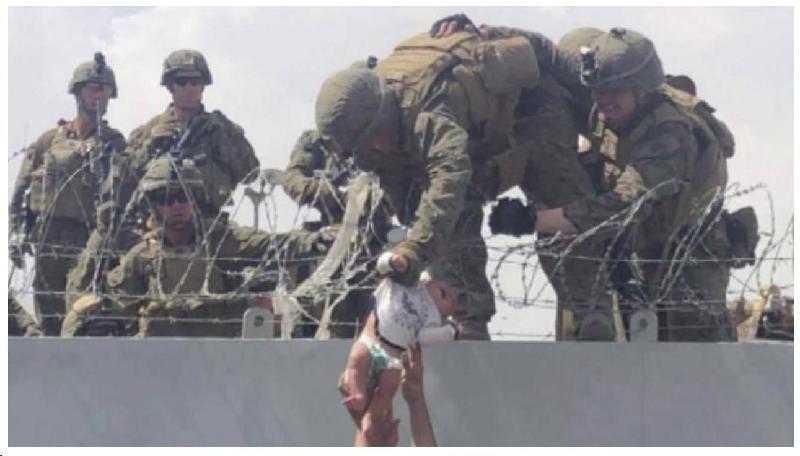 'Terá uma vida melhor', diz militar que cuidou da bebê passada para americanos no Afeganistão - BBC