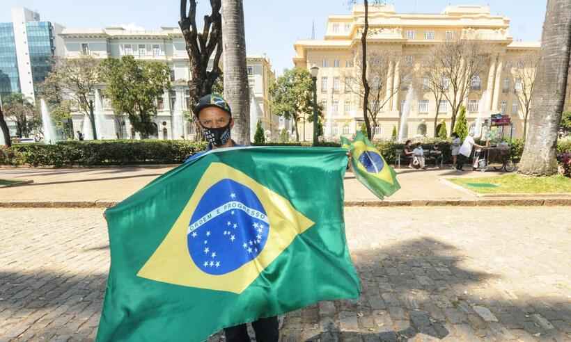 Às vésperas do 7 de Setembro, ambulante vende bandeiras do Brasil em BH - Leandro Couri/EM/DA PRESS
