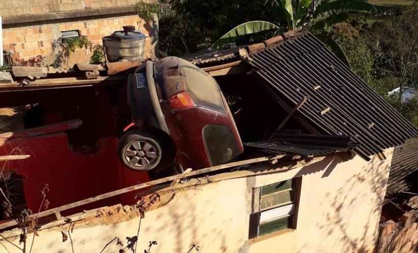 Carro despenca de barranco e destrói casa de aposentado em Minas - Reprodução/WhatsApp