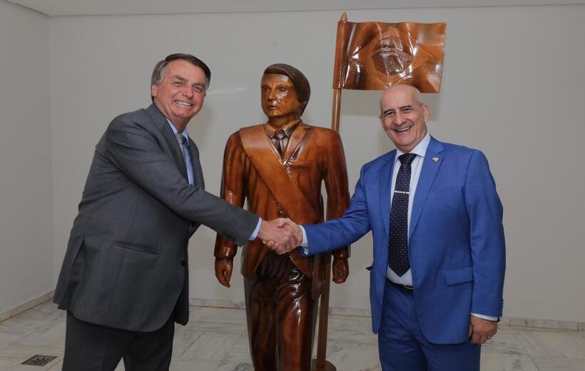 Bolsonaro ganha estátua de apoiador, e 'presente' viraliza nas redes - Reprodução/Twitter