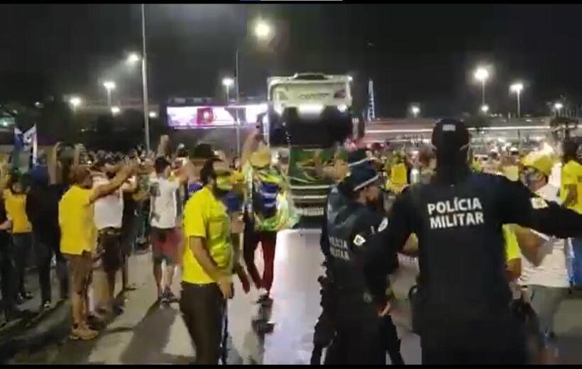 Bolsonaristas pressionam PM e invadem Esplanada dos Ministérios; veja vídeo - Reprodução