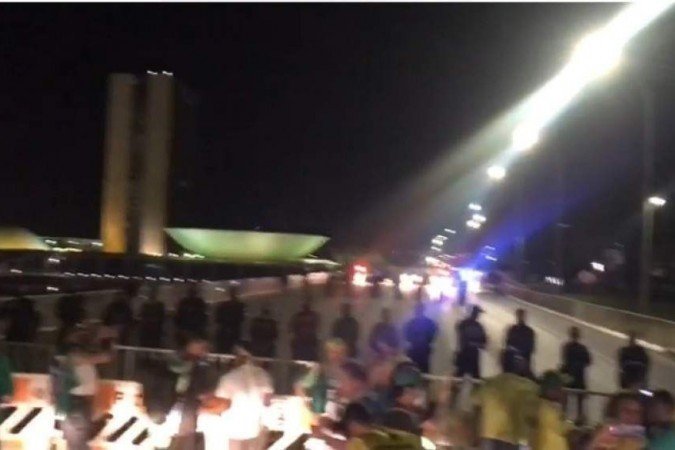 Bolsonaristas pressionam PM por liberação do cerco do Congresso Nacional - Reprodução/redes sociais