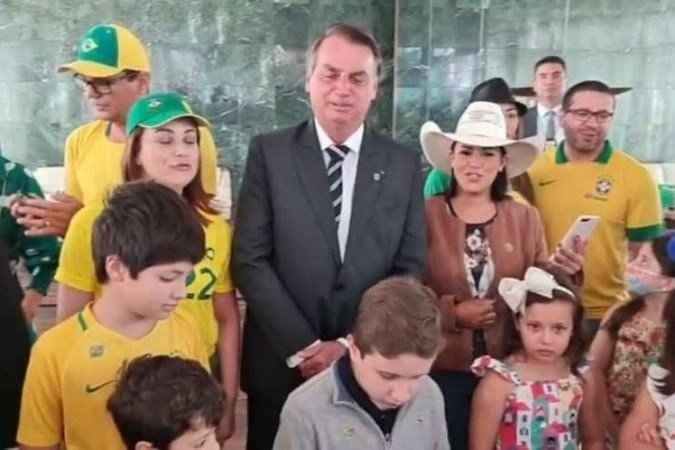Bolsonaro: 'Nosso país não pode continuar refém de uma ou duas pessoas' - Facebook/ reprodução