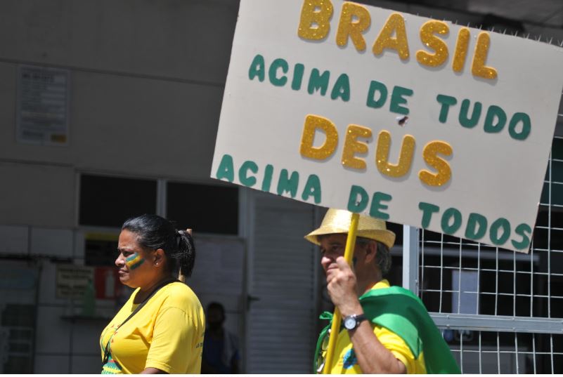 Diversidade: bolsonaristas colocam verde-amarelo acima do arco-íris - Alexandre Guzanshe/EM/DA PRESS